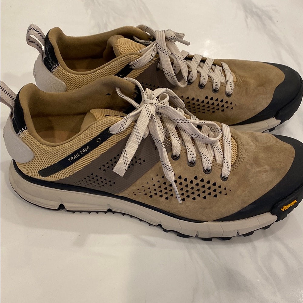 Vibram Tan and Black Athletic Shoes with Durable Design